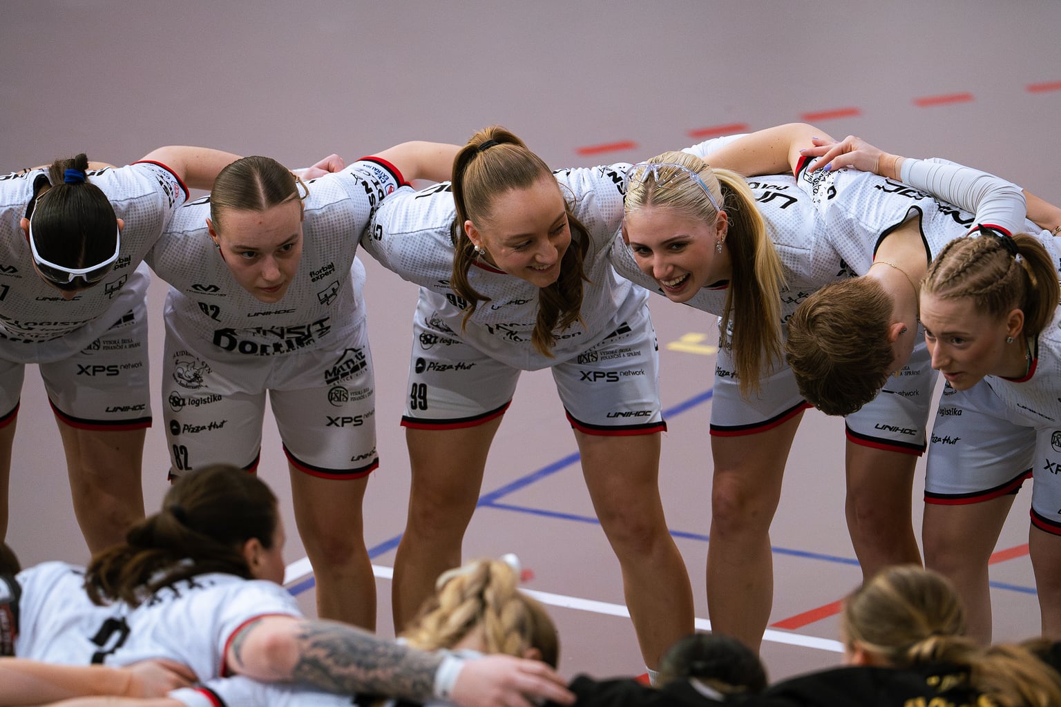 Ženské semifinále proti Bulldogs začíná